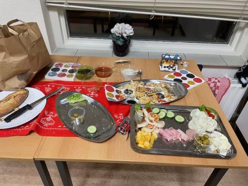 Welgevulde tafel om de kerst vast te vieren, 19122023