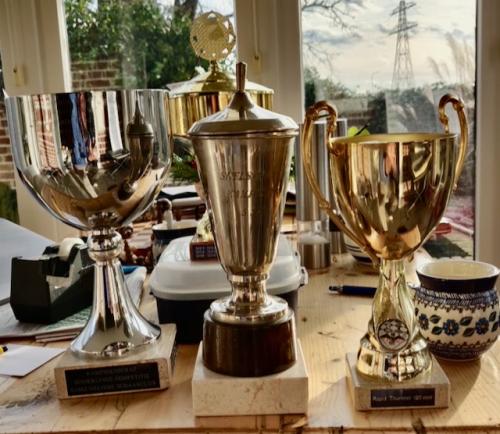 De verloren gewaande bekers keerden terug naar de 'remise'