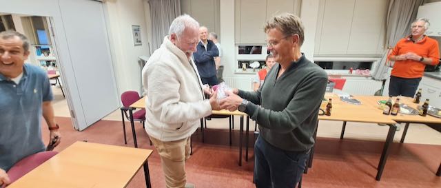 Een prachtige trofee wordt aan Ron overhandigd ...