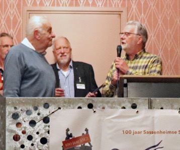 KNSB-speld uit handen van KNSB-voorzitter Dirk Hoogland