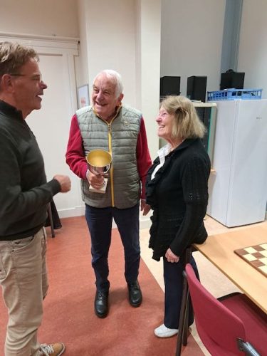 Piet en Willy Bakker. Piet ontvangt de clubkampioenbeker uit handen van voorzitter Paul de Haas