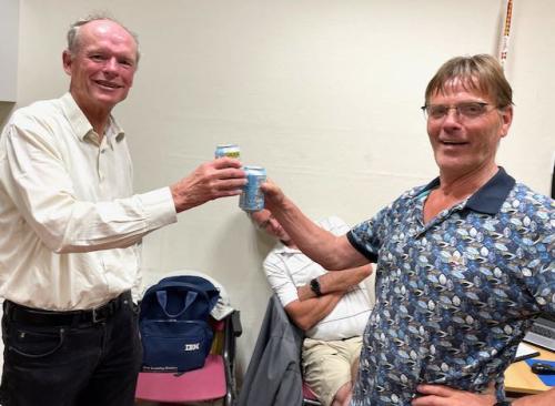 Voorzitter Paul (re) feliciteert de kersverse rapidkampioen